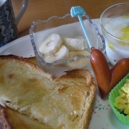 おはようございま～す。
今朝の私のレポ朝食と一緒に・・
はちみつトースト美味しくいただきました。
ボローニャのパンはやっぱ美味しいです。
（たま～に贅沢）（笑）